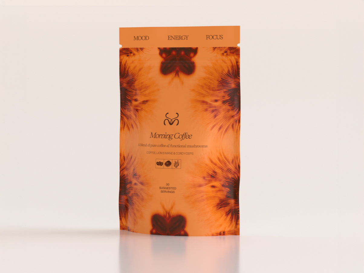 Mabel Morning Coffee et cuillère doseuse en acier inoxydable, comprenant un mélange de café fonctionnel avec crinière de lion, cordyceps et poudre d'huile MCT pour la concentration, la clarté et l'énergie durable.